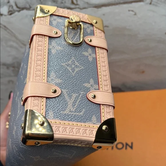 #028110XB Louis Vuitton Side Trunk - Picture 6 of 7